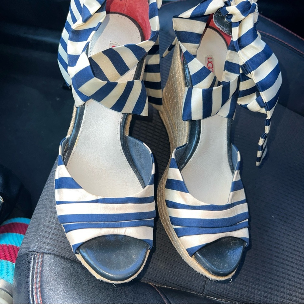 UGG Wedge Navy and Cream Wedge Sandals Size 8.5 new tie bow in back of platform
